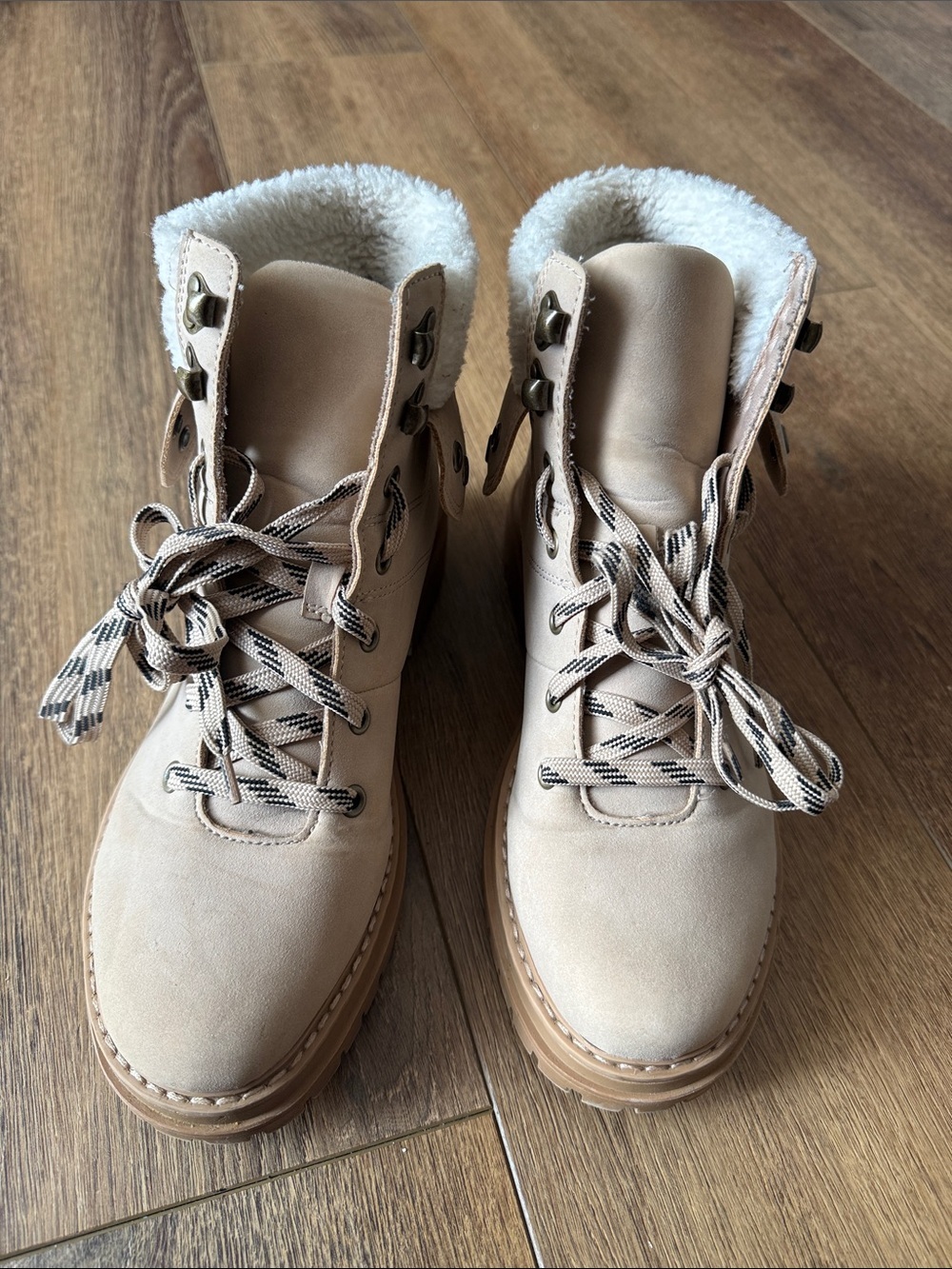 Time Tru Women's Tan Faux-Shearling Lace-Up Winter Boots. Size 8 1/2